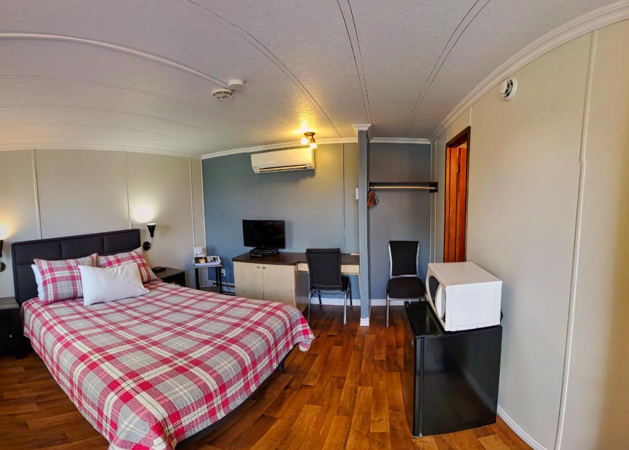 Motel Au Vieux Frontenac เธทฟอร์ด ไมนส์ ภายนอก รูปภาพ